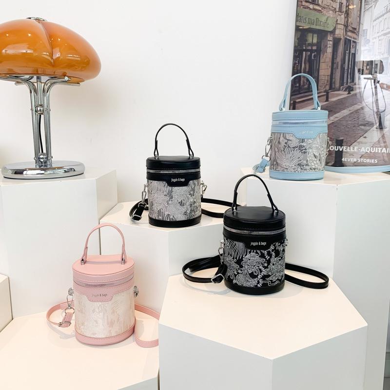 Stilvolle Lässige Beuteltasche Für Damen In Trendigen Herbstfarben Mit Schlankem Urbanem Design