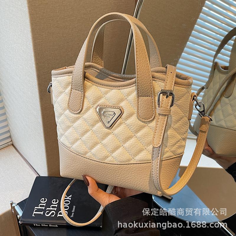 This Year, the Popular Bag Ladies 2025 New High-end Hand Bag Fashion Diamond Shoulder Messenger Bag Commuter Bag