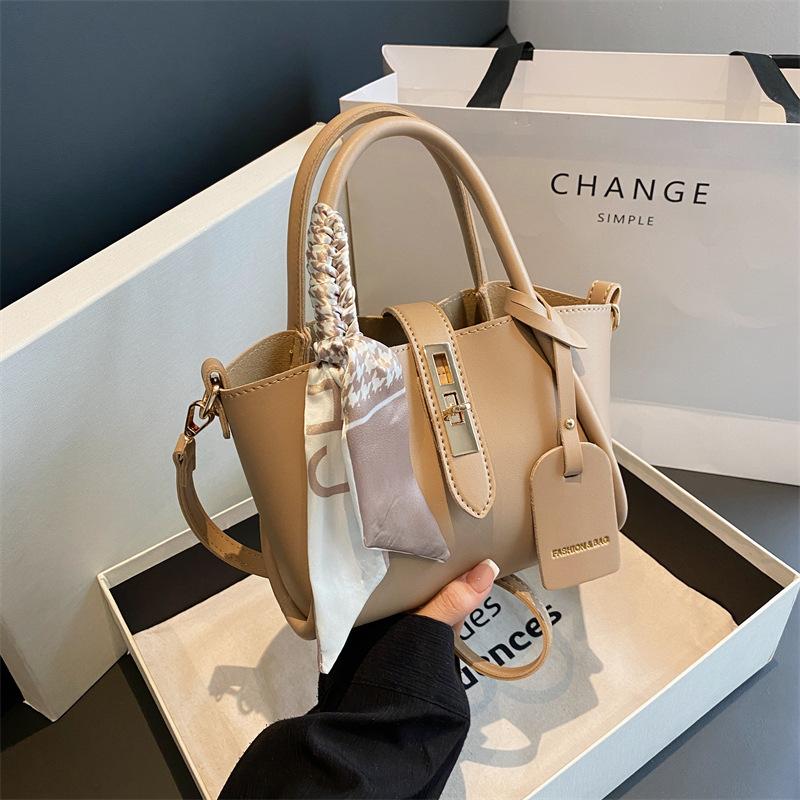 

Commuter tote bag large capacity 2025 new child and mother bag portable fashion commuter shoulder underarm versatile bucket bag 23*11*14 хаки