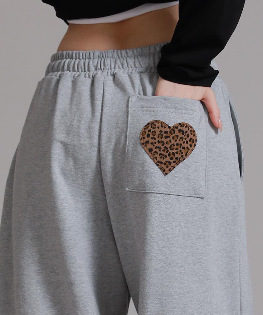 LIKE THE MOST Leopard Heart Pocket Applique Training Pintuck Wide Pants_Gray