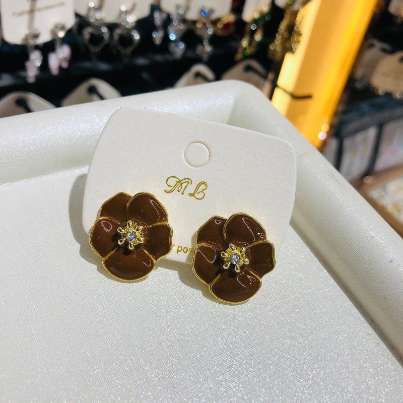 Śliczne proste małe białe kolczyki z kwiatami dla kobiet na imprezę Złote akrylowe kolczyki z motywem roślinnym i kwiatowym na wesele Elegancka koreańska biżuteria
