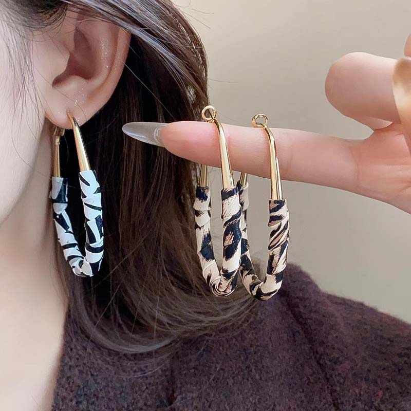 Vintage Metal Leopard Hoop Earrings for Women Simple Gold Big Circle Round Ear Buckle Earrings Jewelry Accessories