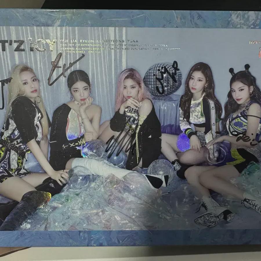 

Itzy Album Sign By Nui Itsy