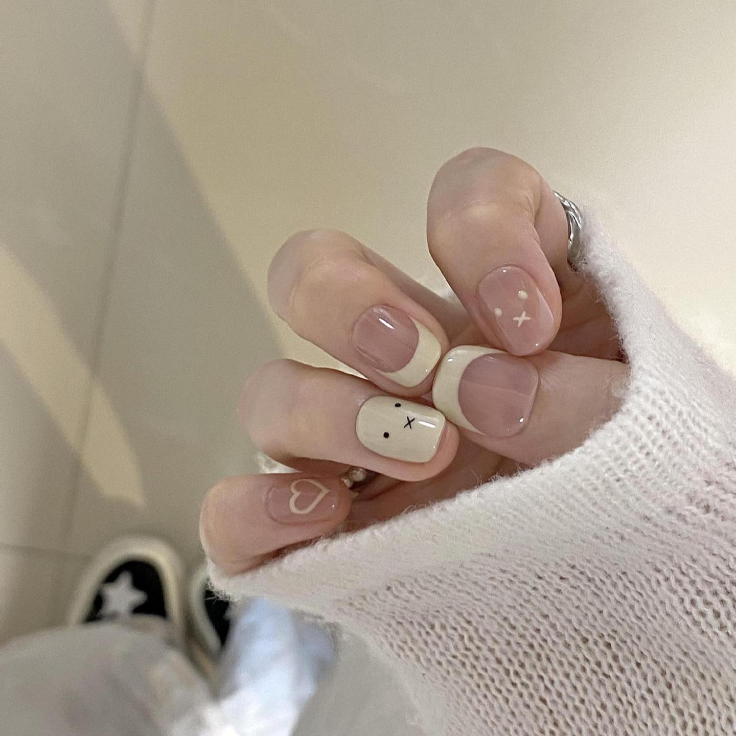 Simple hand-painted milk white French pure hand-worn nail cute daily white short nail patch fake nail XS