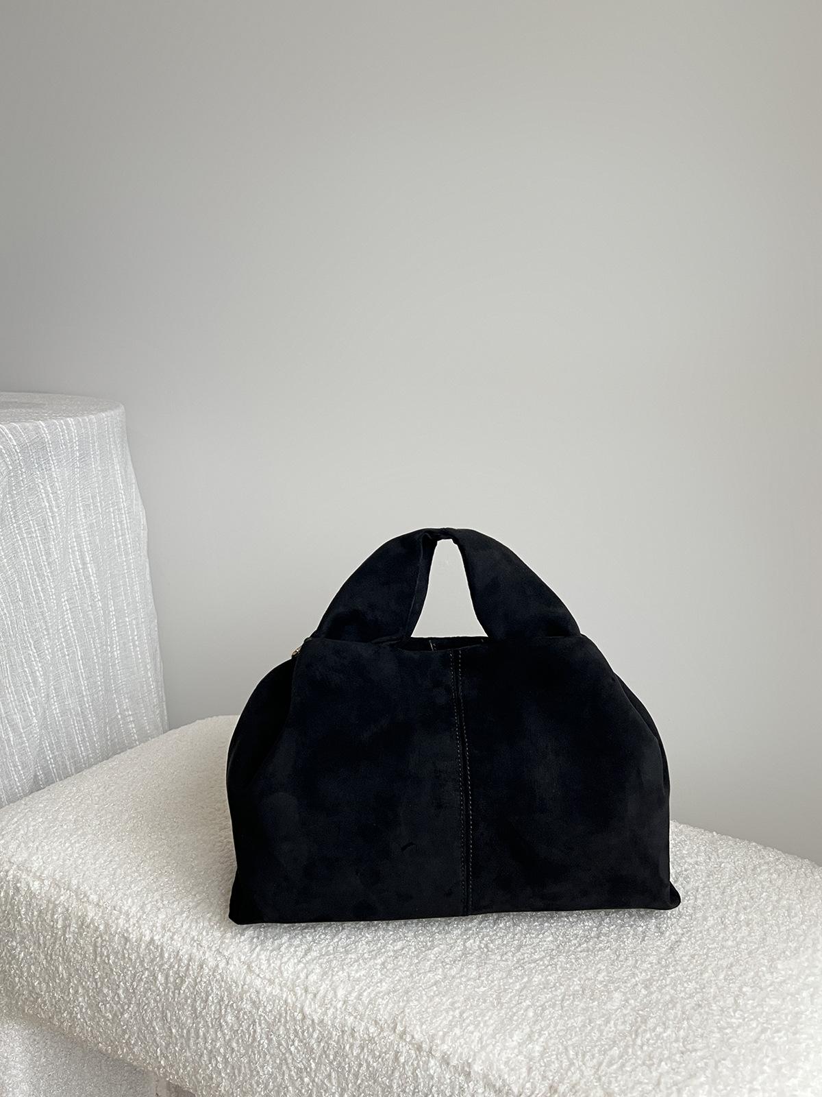 

Замшевая сумка-облако через плечо with gift box card чёрный