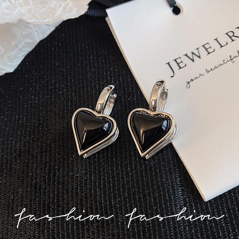 

Ear buckle black and white fritillary love earrings women s simple fashion commuting real gold electroplating sterling silver high-end earrings