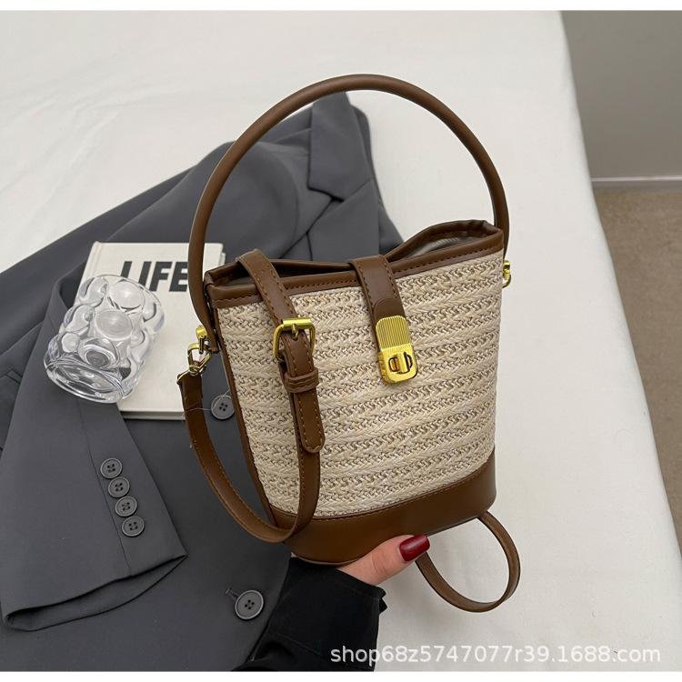 Korean ins casual woven straw bag 2025 new lazy wind vacation fashion portable messenger bucket bag