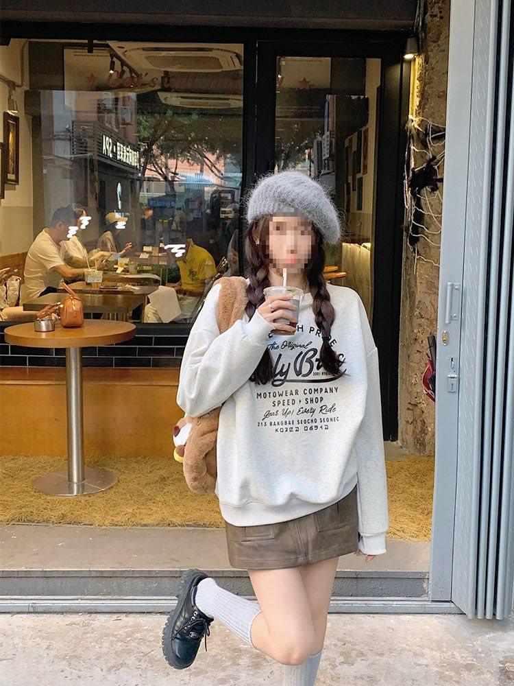 Dámská mikina s kulatým výstřihem a fleecovou podšívkou s retro potiskem: Podzim/Zima Volný střih