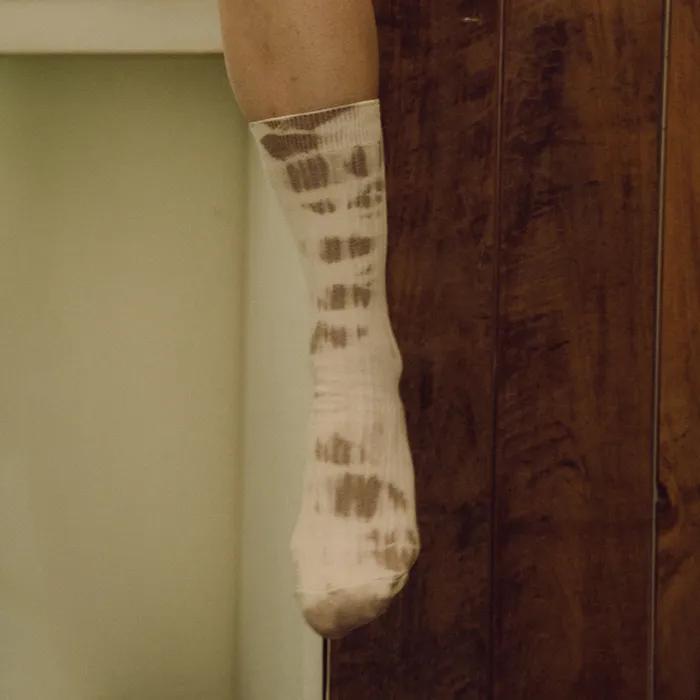 Plants tie-dye socks in brown_Plant-dyed socks brown