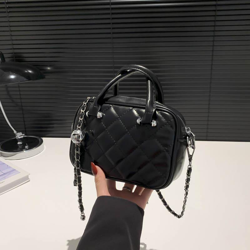 

Маленькая квадратная сумка женская 2024 новая модная нишевая эстетическая досуговая личность простая косая сумка через плечо маленькая квадратная сумка чёрный