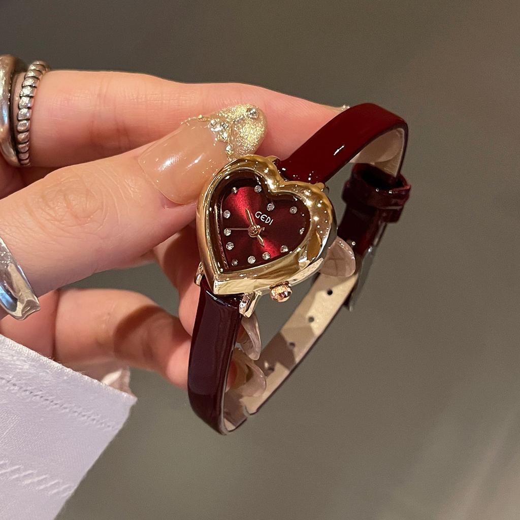 Light Luxury Compact Watch for Women Fashionable Ladies' Wristwatch Heart-Shaped Dial Leather Strap Waterproof Quartz Watch Gift
