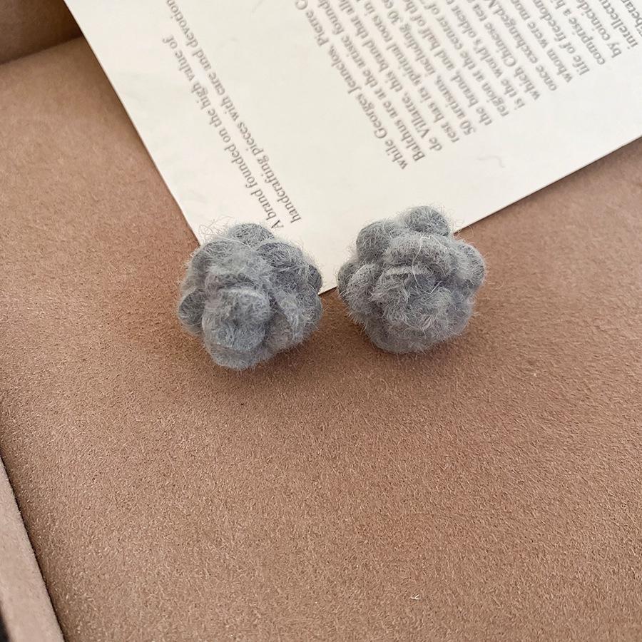 Silver Needle Wool Flower Stud Earrings - Bohemian High-End Fashion for Autumn/Winter