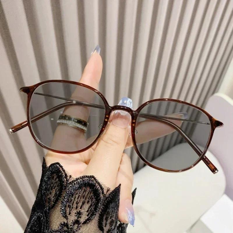 Round Frame Ultra Light TR90 Reading Glasses Outdoor Color Changing Presbyopia Eyeglasses for Women Photochromic Glasses To +4.0