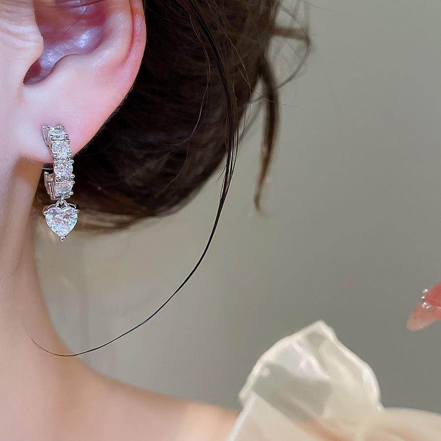 Silver Needle Zirconia Heart-Shaped Geometric Stud Earrings - Elegant and Fashionable Jewelry for Women