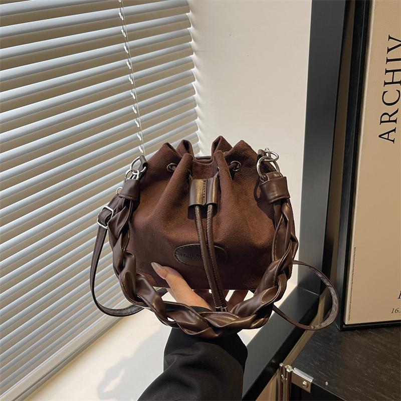 2026New Drawstring Handbag Large Capacity Single Shoulder Bag Trendy and Fashionable Spring Single-shoulder Crossbody Bucket Bag