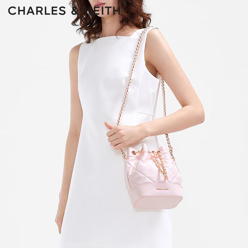Стеганая сумка-ведро на цепочке через плечо CHARLES & KEITH M