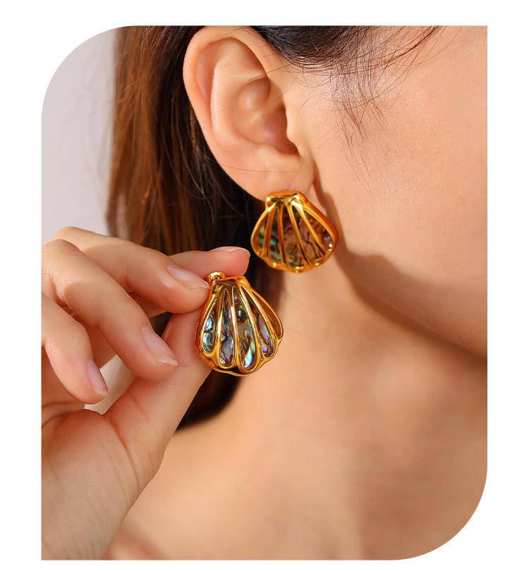 Shell Necklace & Earring Set: Luxury Beachwear Design