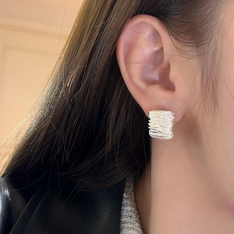 Retro Metal Arched Stud Earrings: Simple, Cool, Versatile Design with a Stylish Pleated Touch.