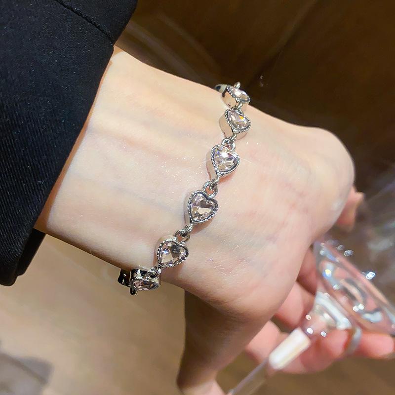 Korean-Style Cubic Zirconia Heart Bracelet: Elegant, Luxurious, and Fashionable Jewelry for Women.
