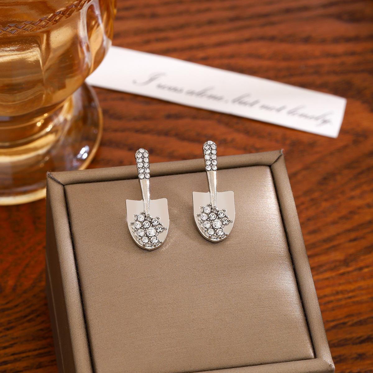 

Personalized Exquisite Diamond-Encrusted Shovel Earrings, Niche Creative Design Earrings, Simple And Fashionable Stud Earrings For Women