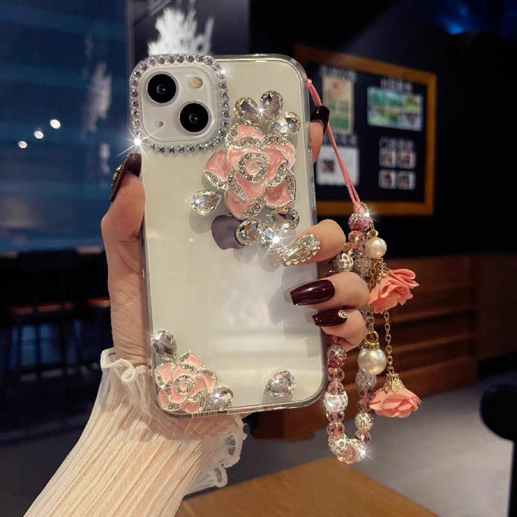 Custodia protettiva per iPhone 13/14 con design Camellia Diamond e bracciale per Apple 16 Pro Max