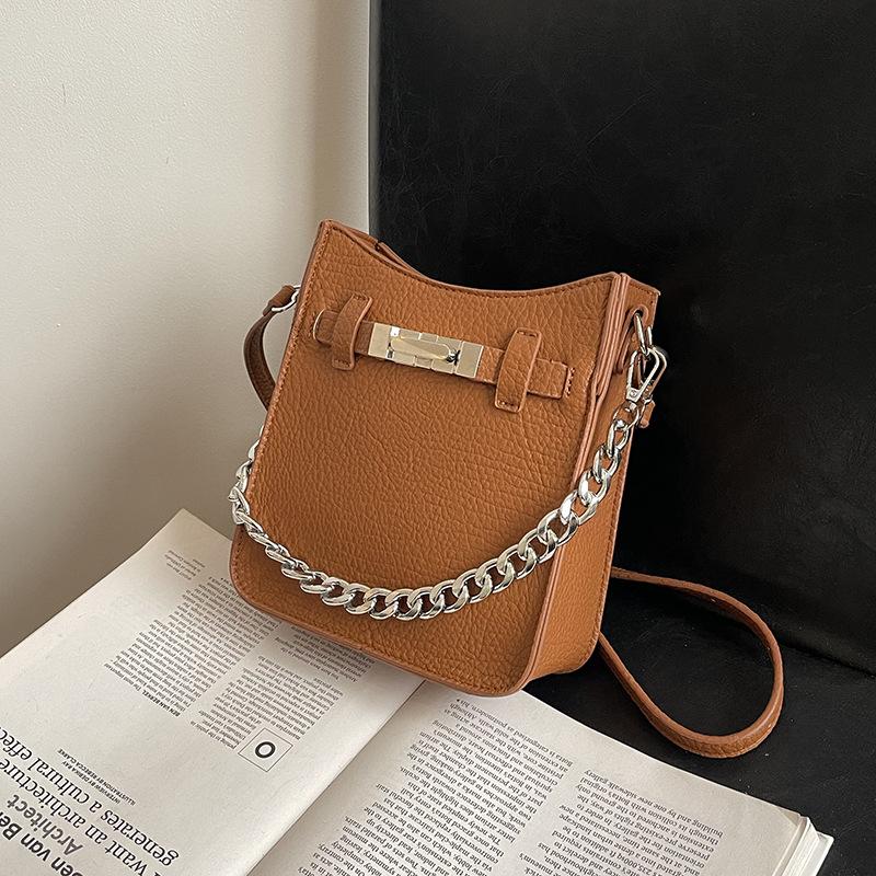 

Korean version of fashion chain portable small bag women s bag 2025 new simple small square bag versatile shoulder messenger bag коричневый