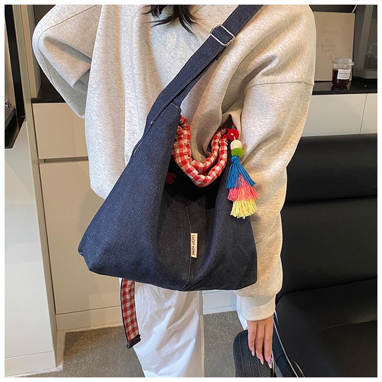 

Весна 2025 новый большой вместимости мешок на кулиске джинсовая на плечо через плечо сумка женская корейская версия повседневная холщовая сумка-тоут