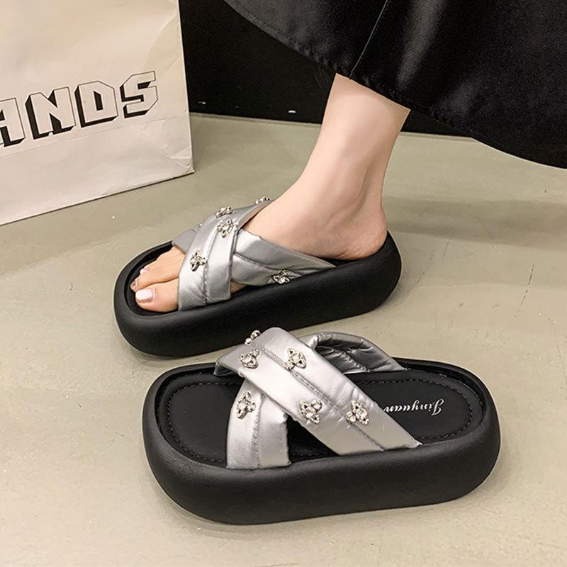 European bread cross with thick-bottomed rhinestone cool slippers for women to wear in the summer of 2025, popular beach one-word drag tide