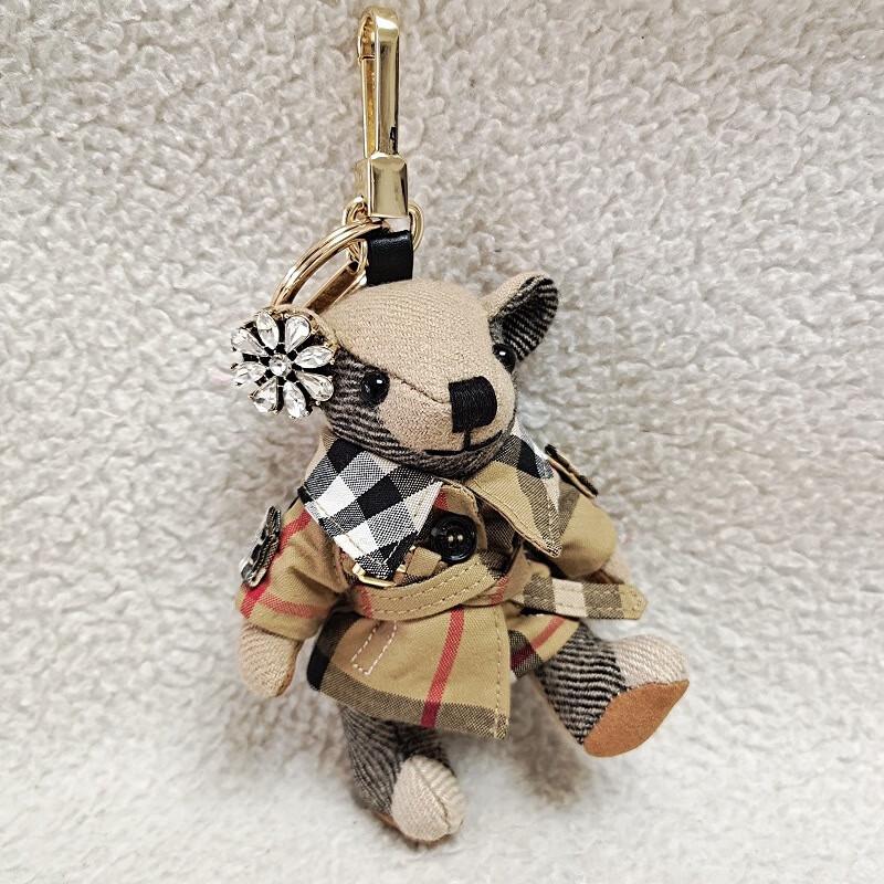 Клетчатый тренч Брелок-мишка