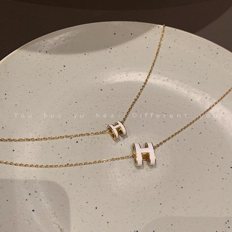 H letter pendant necklace women's niche high-end neck chain Xia titanium steel non-fading collarbone chain