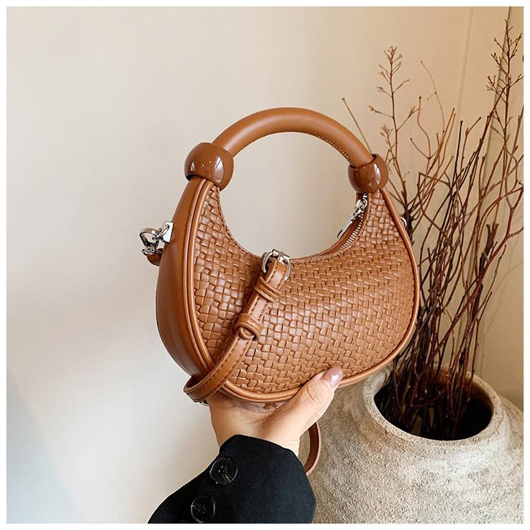 IELGY Retro Woven Messenger Bag Niche Design Portable Commuter Dumpling Bag