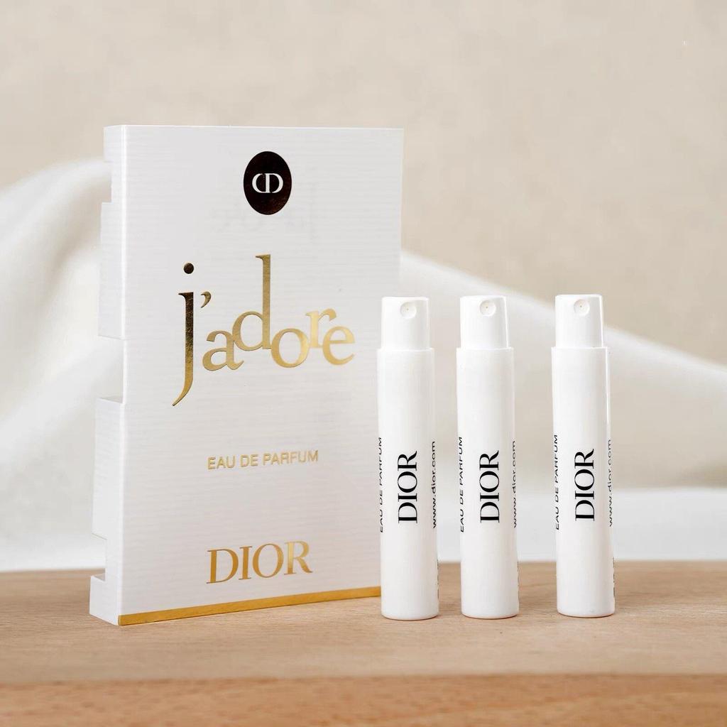 Dior Adoro Eau de Parfum 1ml: Profumo floreale classico, elegante, sofisticato e di lunga durata.