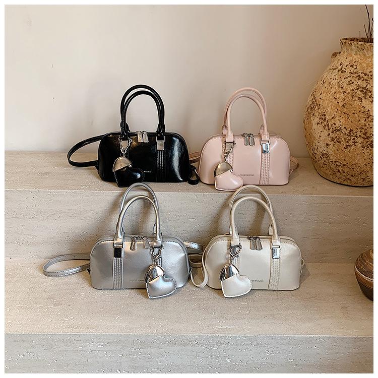 Niche design bag women's summer 2025 new casual messenger bag fashion this year popular portable shell bag