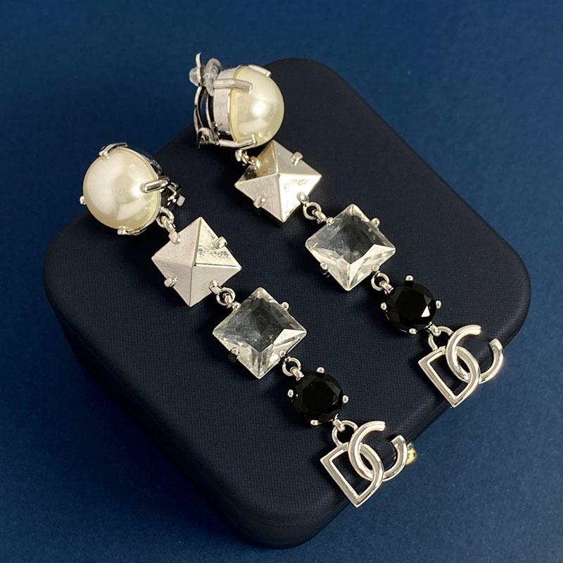 

Легкие роскошные средневековые серьги, заклепки в придворном стиле, квадратные бриллианты, круглые бриллианты, длинные клипсы с буквой Dg, серьги без пирсинга. серебряный