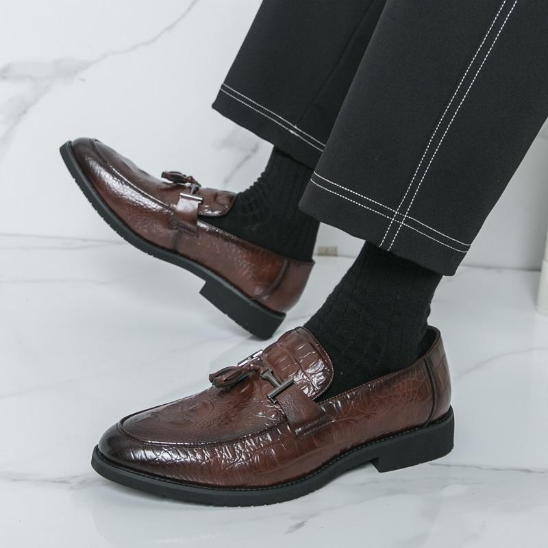 New Luxury Designer Pointed Crocodile Pattern Shoes Men Casual Tassels Loafers Formal Dress Footwear Sapatos Tenis Masculino