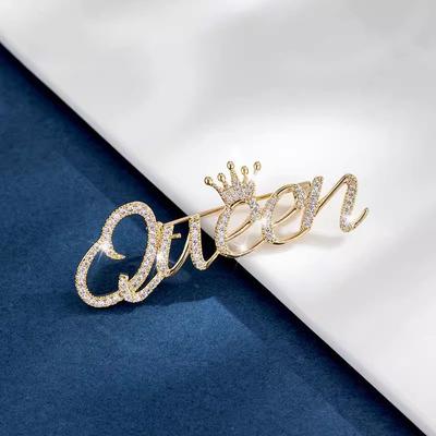 Xiaoxiangfeng Alphabet Königin Brosche High-End Weibliche Persönlichkeit Schlichte Anti-Licht Nadel Vielseitige High-End Korsagen-Accessoires
