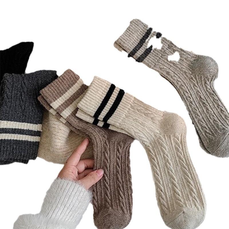 Einfache zweifarbige College-Stil Overknee-Socken, Verdickte Socken, Damen-Mittelwadensocken mit Schneestiefeln und ein Haufen Socken für Damen