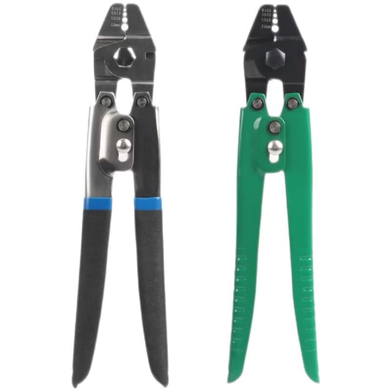 Černý lisovací nástroj na ocelová lana a kabely typu Figure-8