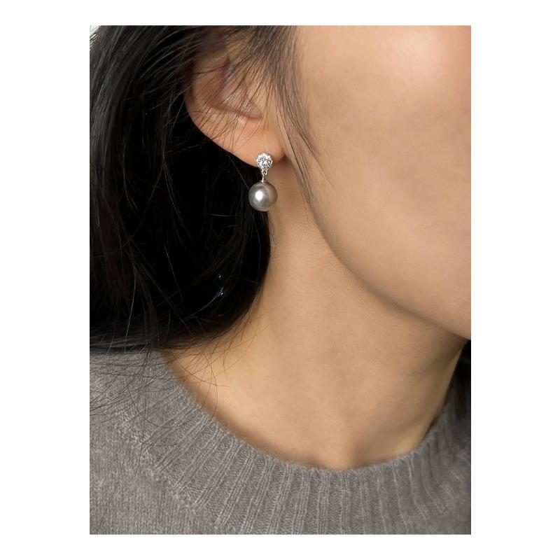 Simple Yet Elegant Pearl Earrings with A Touch of Sophistication. Luxurious Yet Niche, Featuring Tiny Inlaid Zirconia Stones.