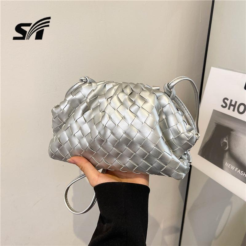 Temperament Weaving Women's Premium Sense Shoulder Bag Women's Cloud Bag Fashion Versatile Oblique Span Bag