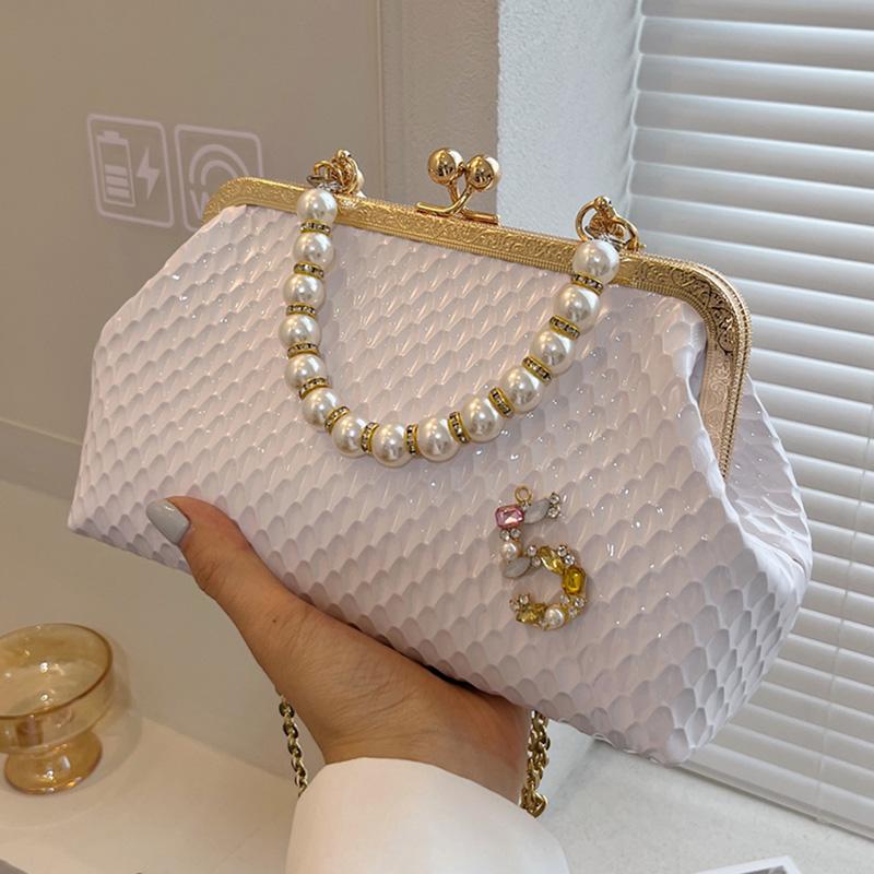 2024 Winter Luxury Designer Women White Shoulder Bags Gold Silver Crossbody Bags Pearl Evening Clutch Chain Shell Clip Party Handbags