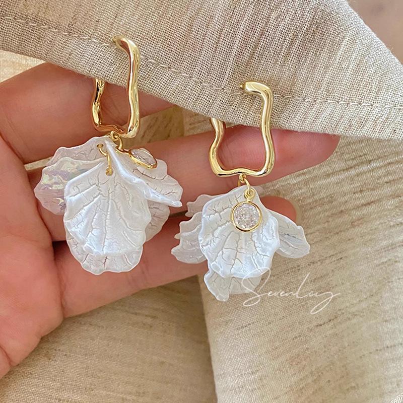 2023 High-End French Pearl Earrings: Light Luxury, Unique Design for Women