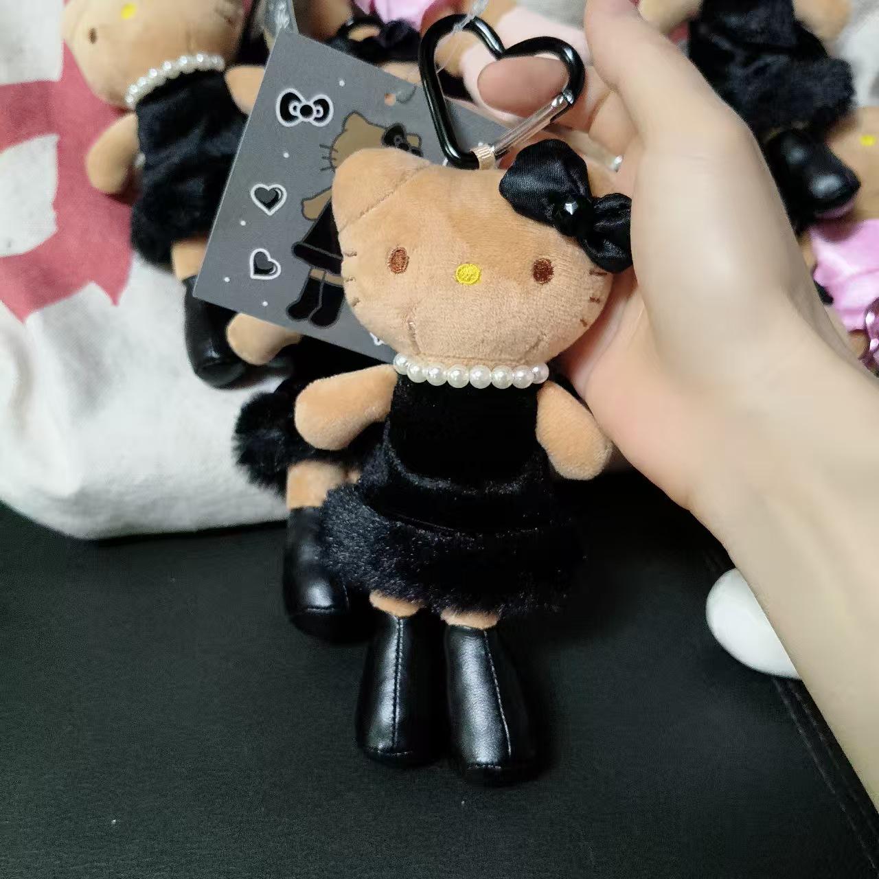 

Трехцветная подвеска-кошка: Черный кожаный брелок в виде сердца с пряжкой и плюшевая сумка с леопардовым принтом 15 cm