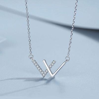 Adorned with A Necklace with The Letter W and Collarbone Chain, Featuring A Cool and Minimalist Design That Exudes A Trendy Temperament