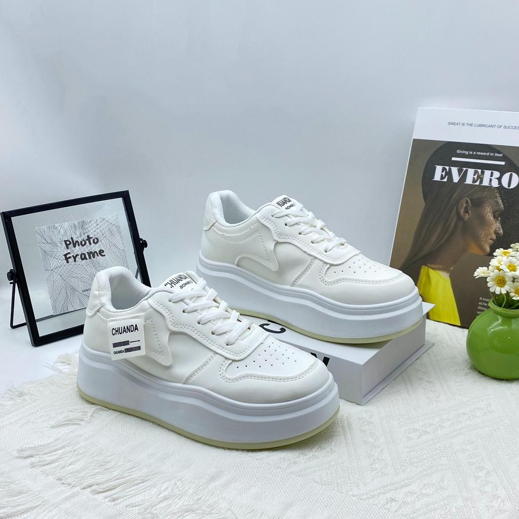 2025 New Autumn Explosion White Shoes Women's Niche Design Sports Shoes Thick Baseplate Shoes Small People Show Height