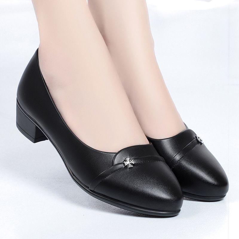 Soft sole soft leather thick heel middle heel single shoes middleaged mother shoes new spring and autumn commuting versatile casual single shoes wome