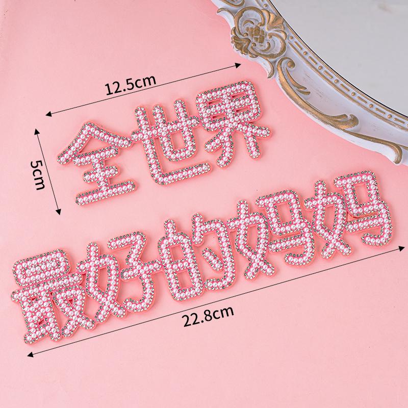 Minimalistischer Tulpen-Kuchenaufsatz mit frischen Blumen und Band für den Muttertag oder Geburtstag