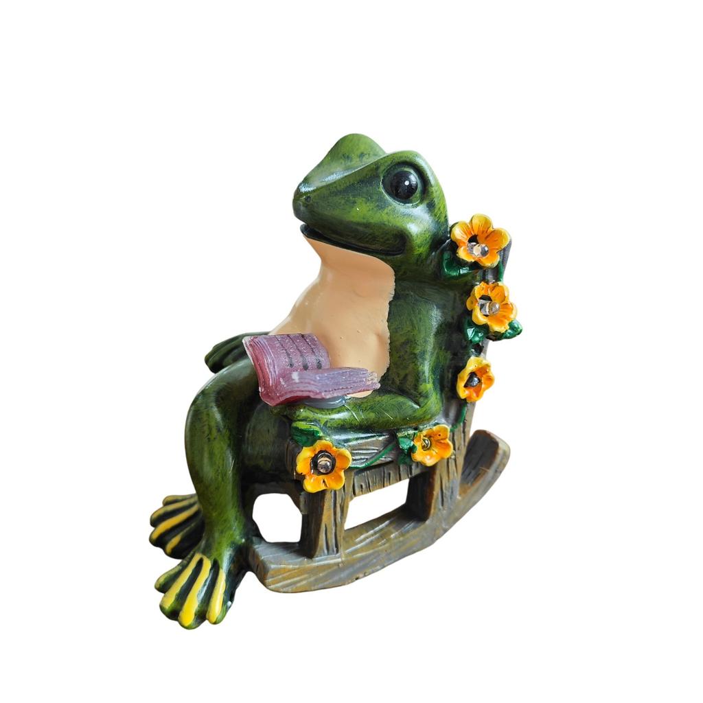 Zonne-aangedreven Kikkerbeeldje Schommelstoel Hars Tuinornament Decoratief Cadeau voor Binnen Buiten Rustieke Stijl Huisaccent