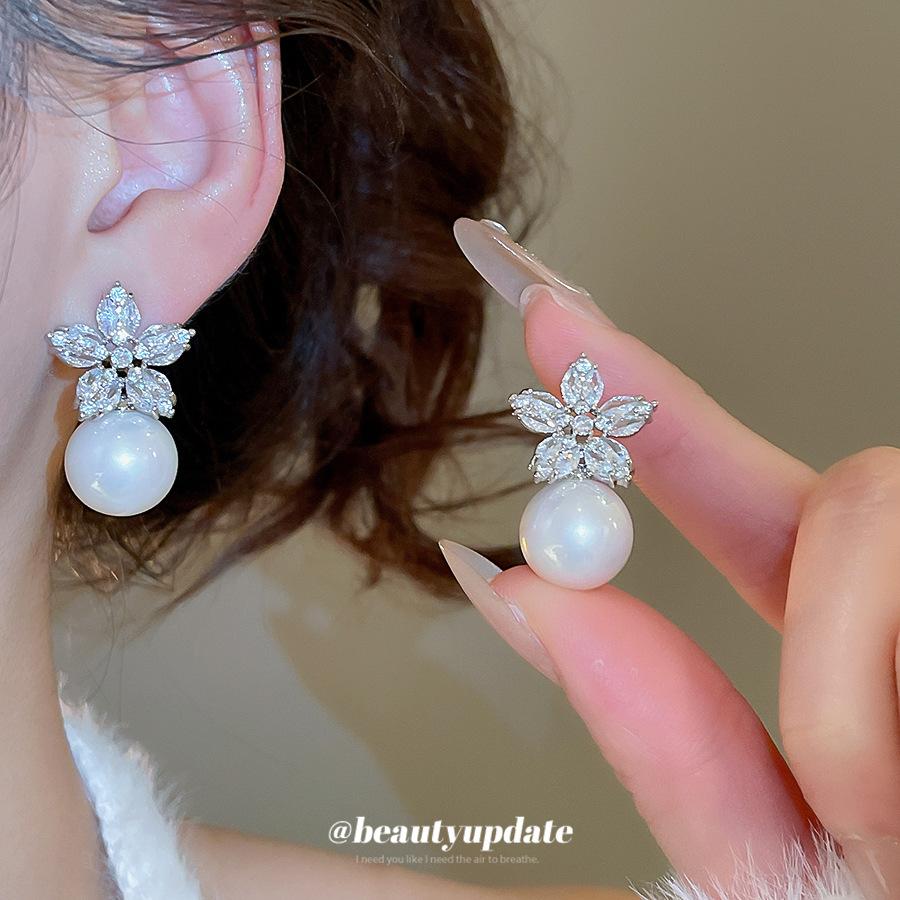 Round Flower Pearl Stud Earrings Retro Elegant Design Sense Niche Earrings Light Luxury Earrings