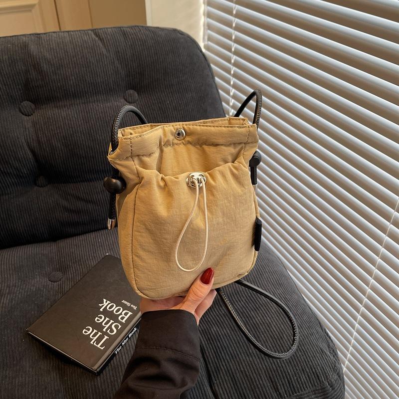 Stylish and simple small cloth bag women's 2025 new trendy ins walking mobile phone bag Japanese lightweight shoulder messenger bag